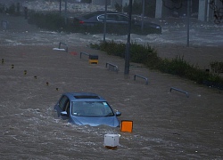 Bão Mangkhut xô nghiêng nhà cửa, người già ở Hồng Kông quyết không sơ tán