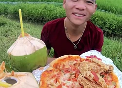 Chăn bò chuẩn theo phong cách "quý tộc": Bôi kem chống nắng, 1 Pizza, 2 đùi gà, selfie bằng máy ảnh!