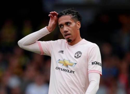 Chris Smalling 'nổi như cồn' nhờ mái tóc kì dị