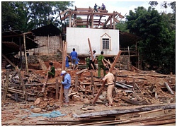 Công an, đoàn viên giúp di dời nhà dân đến nơi an toàn trước "siêu bão" Mangkhut