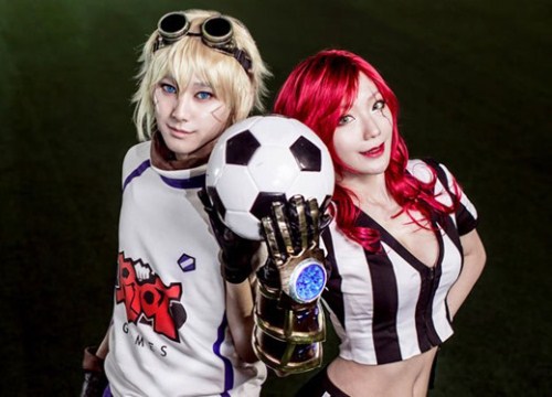 LMHT: Sôi động cùng cosplay Katarina Trọng Tài và Ezreal Tiền Đạo