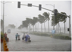 Người dân Philippines chật vật trên phố sau khi siêu bão Mangkhut đổ bộ