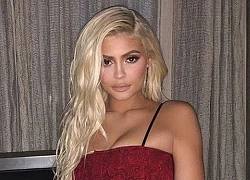 Nữ tỉ phú 21 tuổi Kylie Jenner dáng 'đồng hồ cát' với đầm ngắn đỏ rực