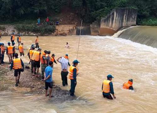 Sơn La: Xót lòng 1 học sinh rơi xuống dòng nước xiết, mất tích