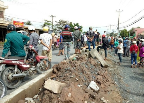 Tá hỏa phát hiện thi thể nam thanh niên nằm ngay dải phân cách đường