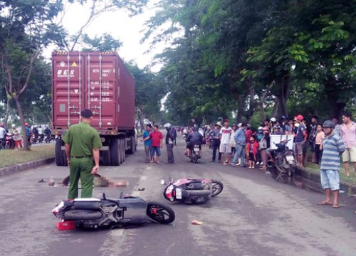 Thanh niên khóc nghẹn ôm bạn gái tử vong sau tai nạn ở Sài Gòn