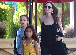 Angelina Jolie thả rông 'vòng 1' đưa các con đi chơi