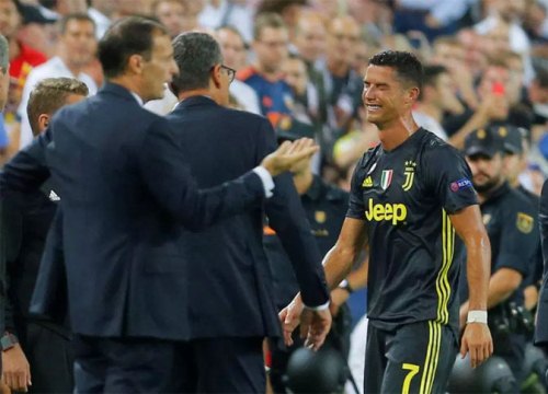 C. Ronaldo khóc không ngừng vì nhận thẻ đỏ