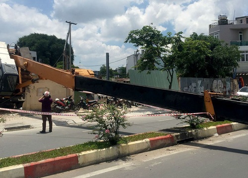 Cần cẩu dài 30m đổ ngang đường, nhiều người may mắn thoát chết