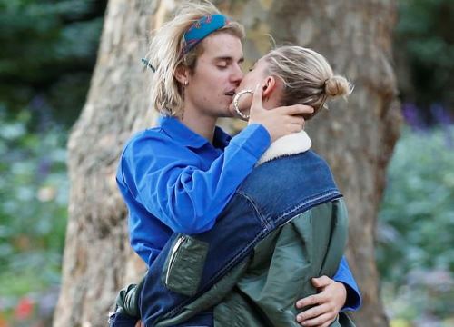 Justin Bieber hôn Hailey Baldwin đắm đuối trên phố London