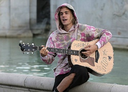 Justin Bieber ngồi trước điện Buckingham đàn hát tặng hôn thê