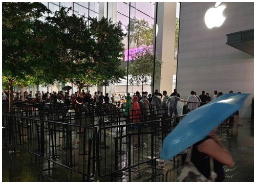 Mặc kệ trời mưa to, hàng dài dân buôn Việt xếp kín trước cửa Apple Store chờ mua iPhone XS mới