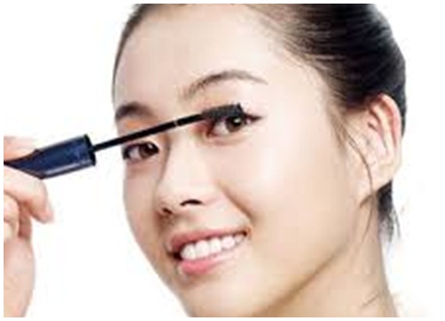 Mẹo thoa mascara chuẩn để lông mi không vón cục