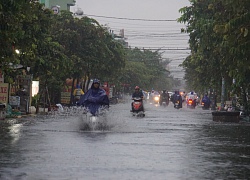 Mưa xối xả cuối chiều, người Sài Gòn lại &#039;tả tơi&#039; bởi lội nước, kẹt xe