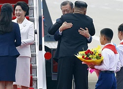 Phản ứng bất ngờ của dân HQ khi thấy Kim Jong-un ôm Moon Jae-in