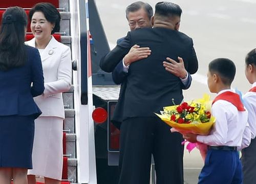 Phản ứng bất ngờ của dân HQ khi thấy Kim Jong-un ôm Moon Jae-in