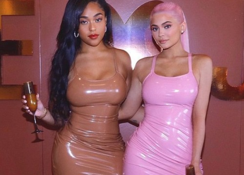 Diện cả cây hồng bó sát body gợi cảm, Kylie Jenner đẹp xuất sắc xứng danh "hot girl số 1 thế giới"