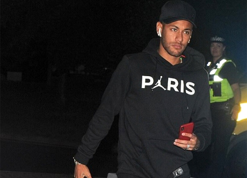 Neymar, Mbappe mặt ủ rũ, nhăn nhó khi về Pháp sau thất bại