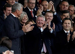 Sir Alex lần đầu trở lại Old Trafford sau khi vượt qua bạo bệnh