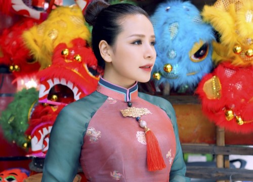 Á quân Thần tượng Bolero 2018 - Thúy Anh đẹp sắc sảo khi dạo phố Trung thu