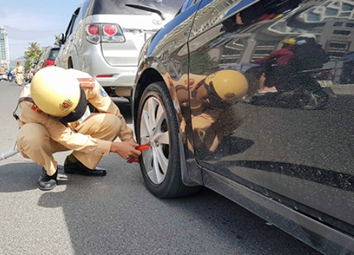 Cảnh sát khoá bánh hàng loạt ô tô ở Nha Trang vì đỗ sai quy định