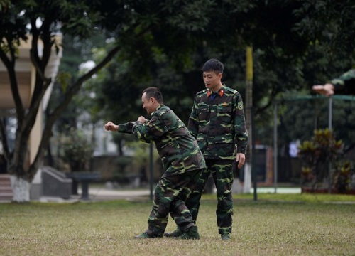 'Cười lộn ruột' xem Dũng Bino và Ưng Đại Vệ huấn luyện võ thuật trong quân ngũ