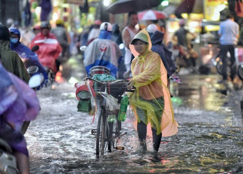 Dân Hà Nội bì bõm lội nước về nhà sau cơn mưa giờ tan tầm