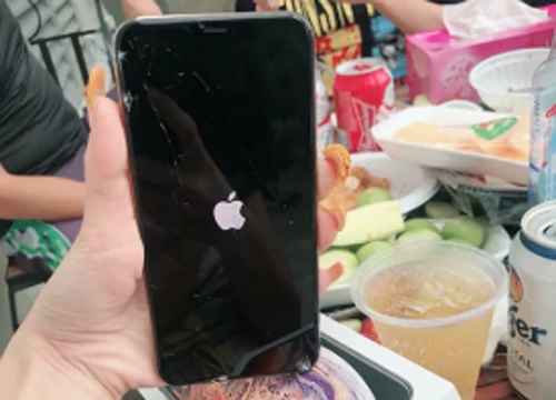 Đăng clip "đập hộp" iphone XS Max nhân tiện "đập" luôn máy, nhưng dân mạng chỉ để ý đến ngoại hình của cô nàng