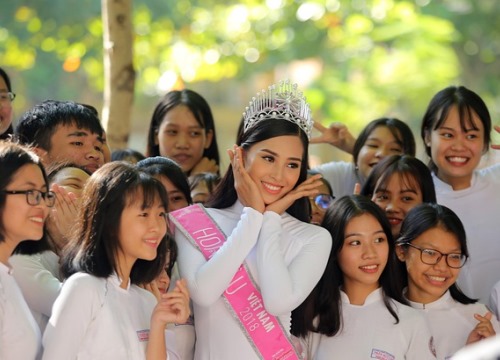 Hoa hậu Trần Tiểu Vy dịu dàng trong tà áo dài nữ sinh, về trường cũ tại Hội An dự lễ chào cờ