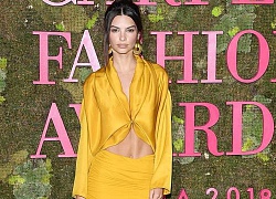 Khó rời mắt khỏi dáng thon chân dài của Emily Ratajkowski