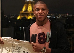 Mbappe nhận món quà đặc biệt từ Pele