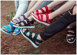 Nở rộ trào lưu mang giày sandals đa màu sắc