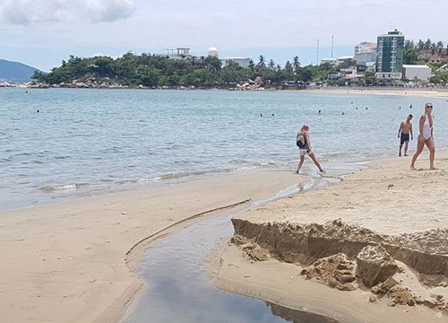 Nước thải tràn ra biển Nha Trang