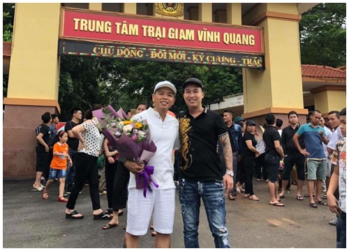 Anh em chiến hữu xếp hàng chật cứng cửa trại đón "T.h.á.n.h chửi" Dương Minh Tuyền tái xuất "g.i.a.n.g h.ồ"