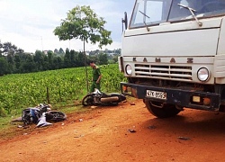 Hai xe máy đâm đầu vào xe ben, 3 người thương vong