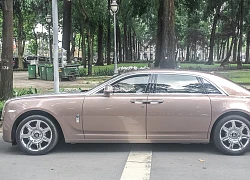 Rolls-Royce Ghost với biểu tượng Spirit of Ecstasy phát sáng và biển số gánh tứ quý 9 lăn bánh trên phố Sài Gòn