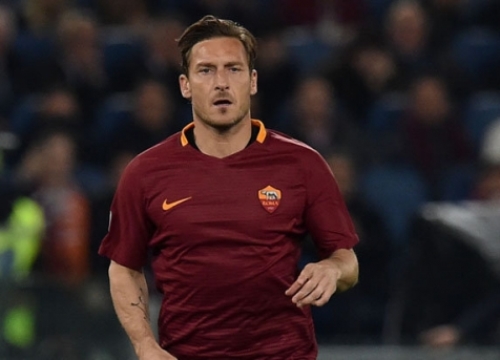 Totti từng 'té ngửa' trước một... tù nhân