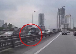 2 cô gái phóng xe máy như bay ngược chiều, ô tô chạy 70 km/giờ đuổi không kịp