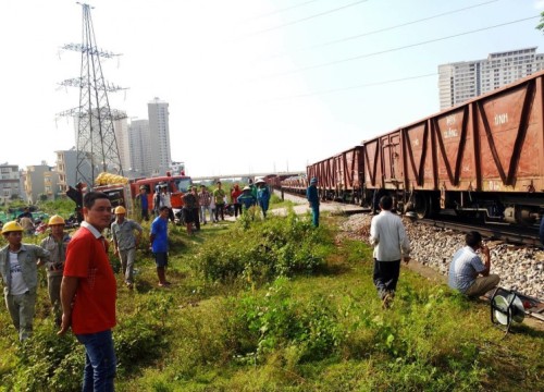 Băng qua đường sắt xe tải bị tàu hỏa kéo lê, 4 người bị thương phải nhập viện cấp cứu