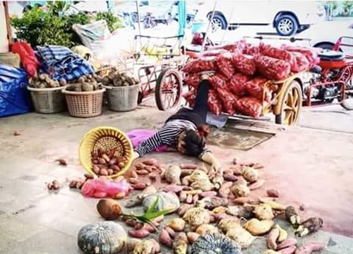 Học theo trào lưu 'ngã sang chảnh', hình ảnh của bà chị bán rau củ thu hút nghìn 'like'