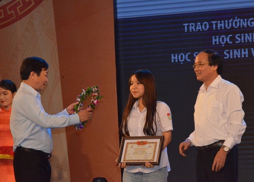 Phú Thọ Trao tặng hơn 2 tỷ đồng cho các tấm gương khuyến học, khuyến tài đất Tổ