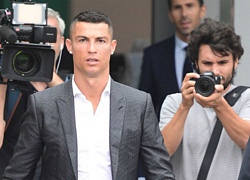 Ronaldo chia tay Real vì tiền bạc và danh dự