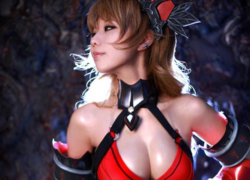 Tasha nóng bỏng trong cosplay game mobile Castle