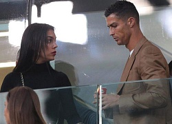 C. Ronaldo mặt khó đăm đăm bên bạn gái và con trai