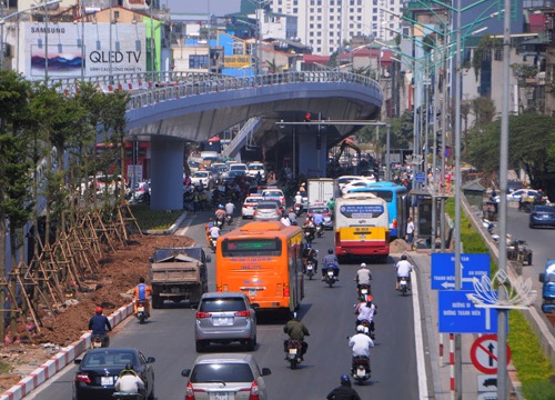 Cận cảnh cầu vượt trên 300 tỷ ở Hà Nội trước ngày thông xe