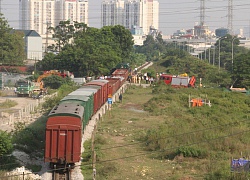 Hà Nội: Tàu hỏa đâm xe tải, 5 người bị thương