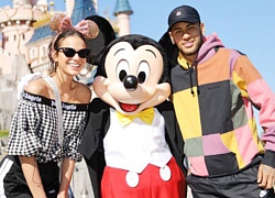 Hậu trường sân cỏ 3/10: Neymar khám phá công viên Disneyland