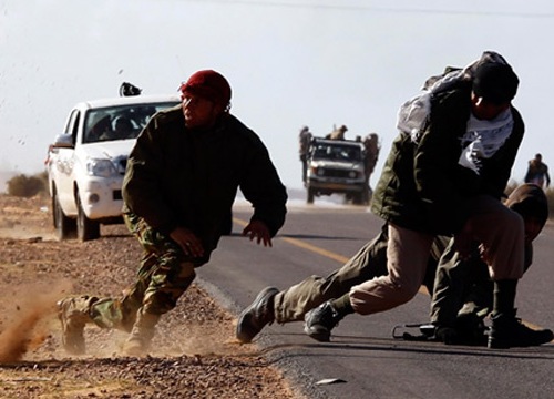 IS cắm đầu chạy sâu vào sa mạc để né đòn quân đội Syria