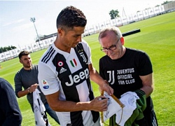 Mặc scandal tình ái, Ronaldo cực tươi chụp ảnh cùng Juventus