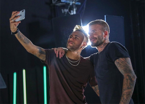 Neymar khoe ảnh selfie với Becks